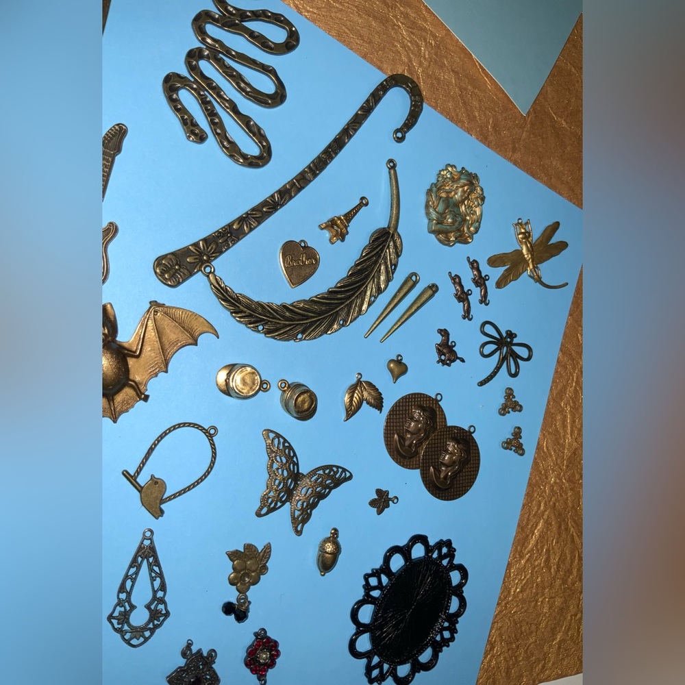 Huge Assorted Lot of Gold and Antique Bronze Pendant & Charms Collection - Lot 1 - Picture 15 of 16